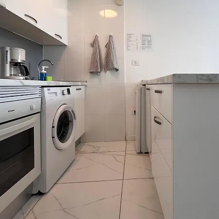 Mariposa - 1 Bedroom Poolside Apartment *